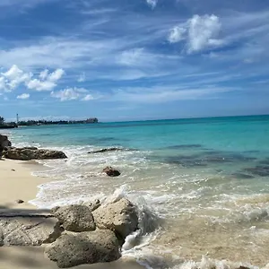 Cozy Townhouse-shared Space- Cash Only , Nassau Bahamas